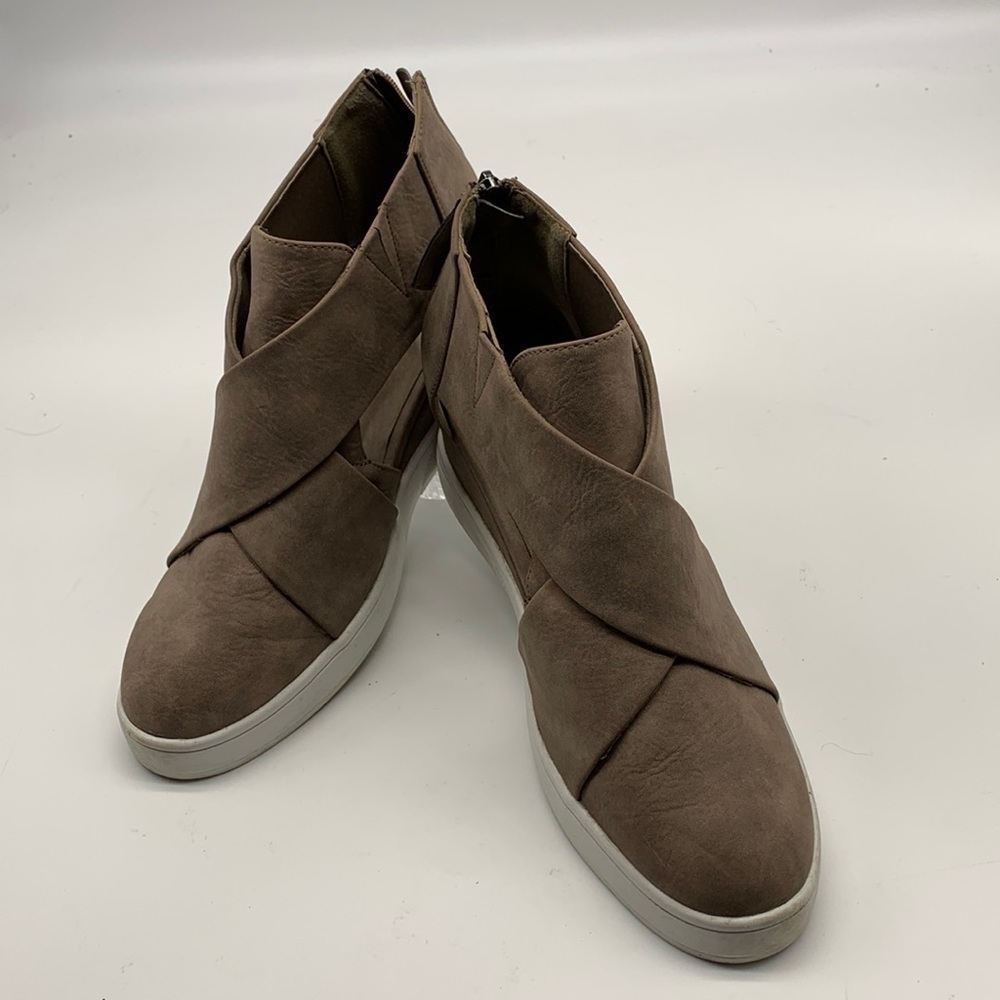 Journee Platform Shoes with Side Cut Outs size 9.5